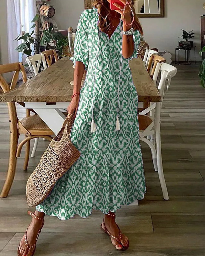 Eula - Maxikleid im Boho-Ikat-Print mit Quastenbändern | Lässiges Maxikleid im Bohemian-Stil mit V-Ausschnitt