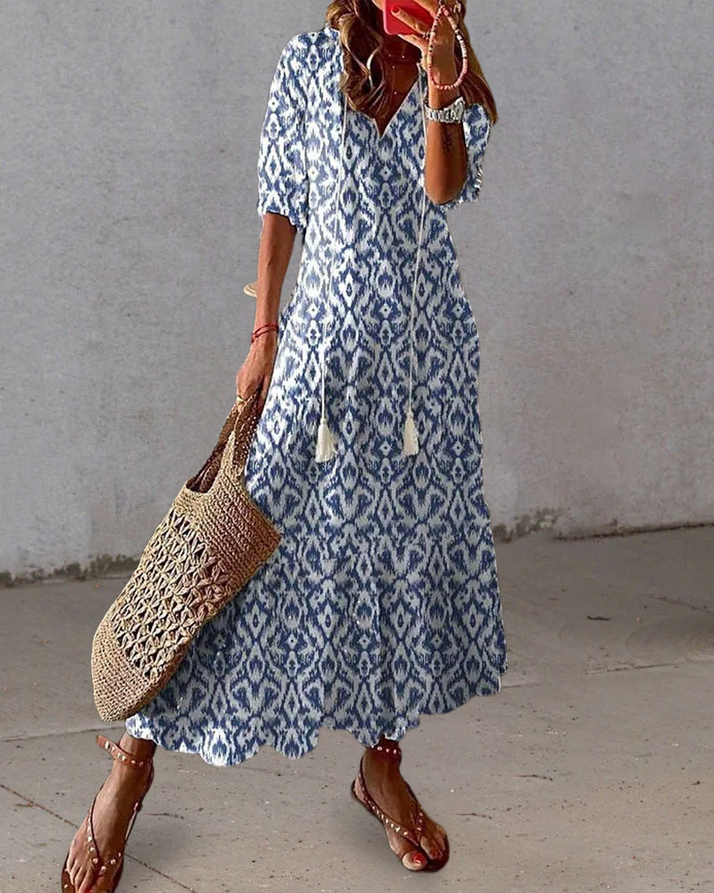 Eula - Maxikleid im Boho-Ikat-Print mit Quastenbändern | Lässiges Maxikleid im Bohemian-Stil mit V-Ausschnitt