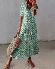 Eula - Maxikleid im Boho-Ikat-Print mit Quastenbändern | Lässiges Maxikleid im Bohemian-Stil mit V-Ausschnitt