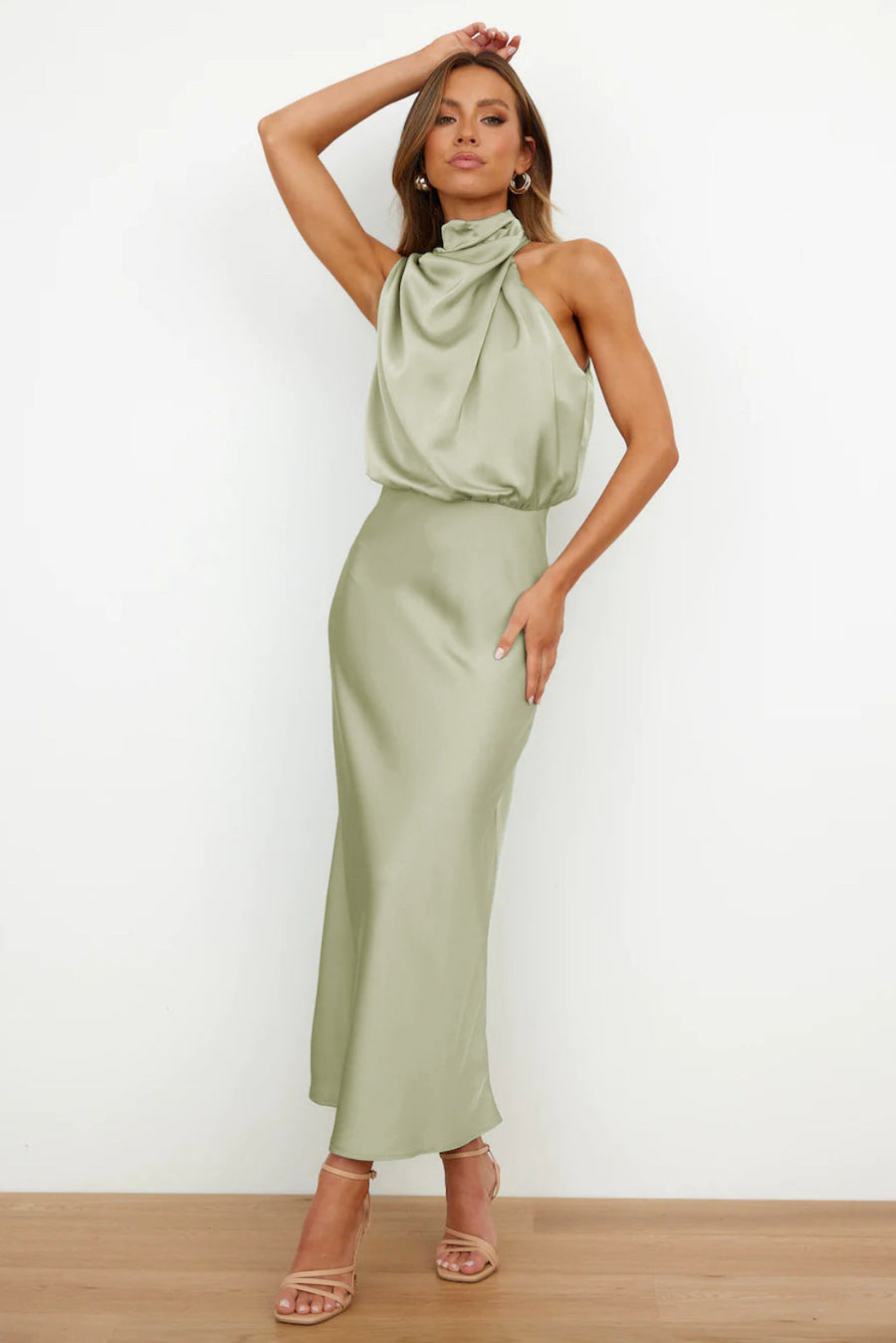 Justyna – Langes Kleid mit Neckholder-Ausschnitt
