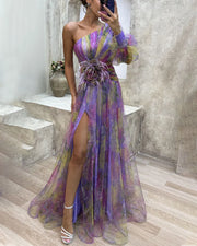 Asymmetrisches Abendkleid – One-Shoulder Maxikleid mit Blumenapplikation & Schlitz