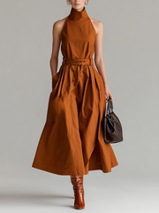 Neckholder-Kleid in Rostrot mit Bindegürtel