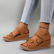 Ambella | Bequeme Blumensandalen mit Keilabsatz