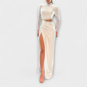 Selah - Weißes Langarmkleid mit Taillenausschnitt und Strassakzenten