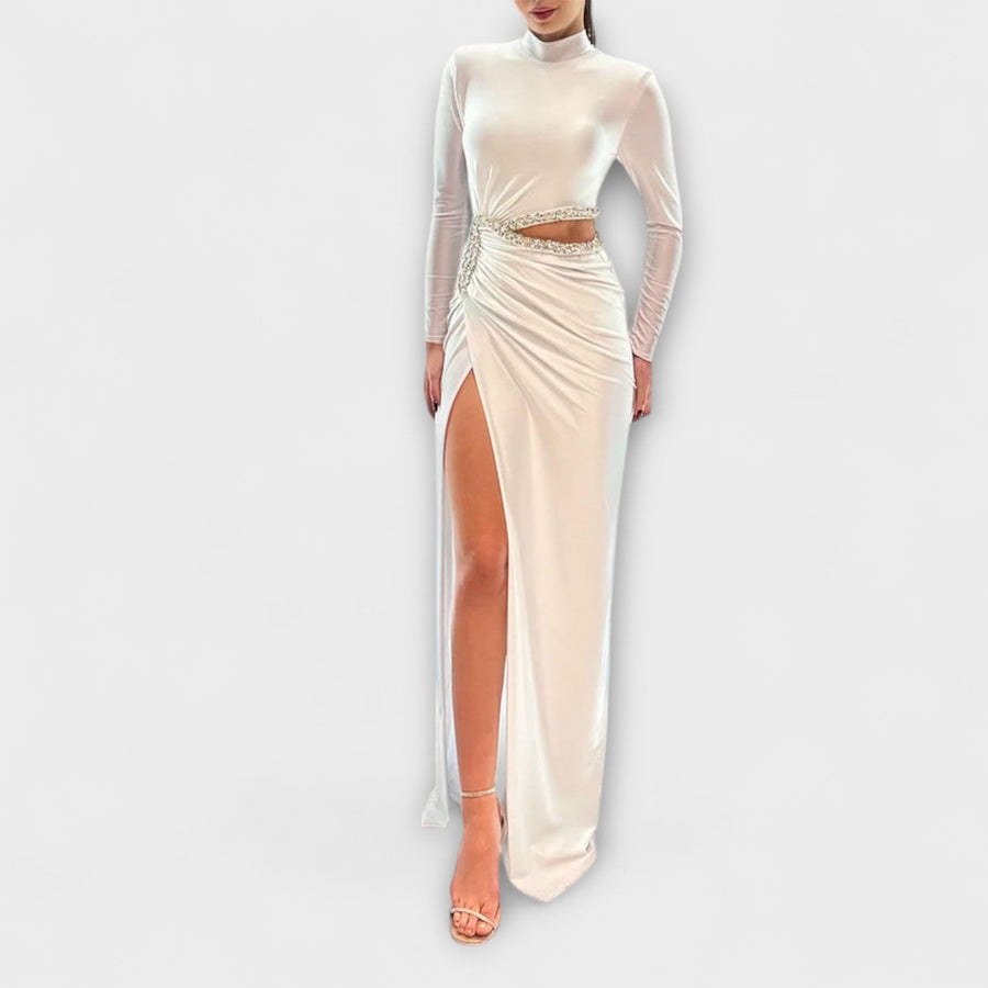 Selah - Weißes Langarmkleid mit Taillenausschnitt und Strassakzenten