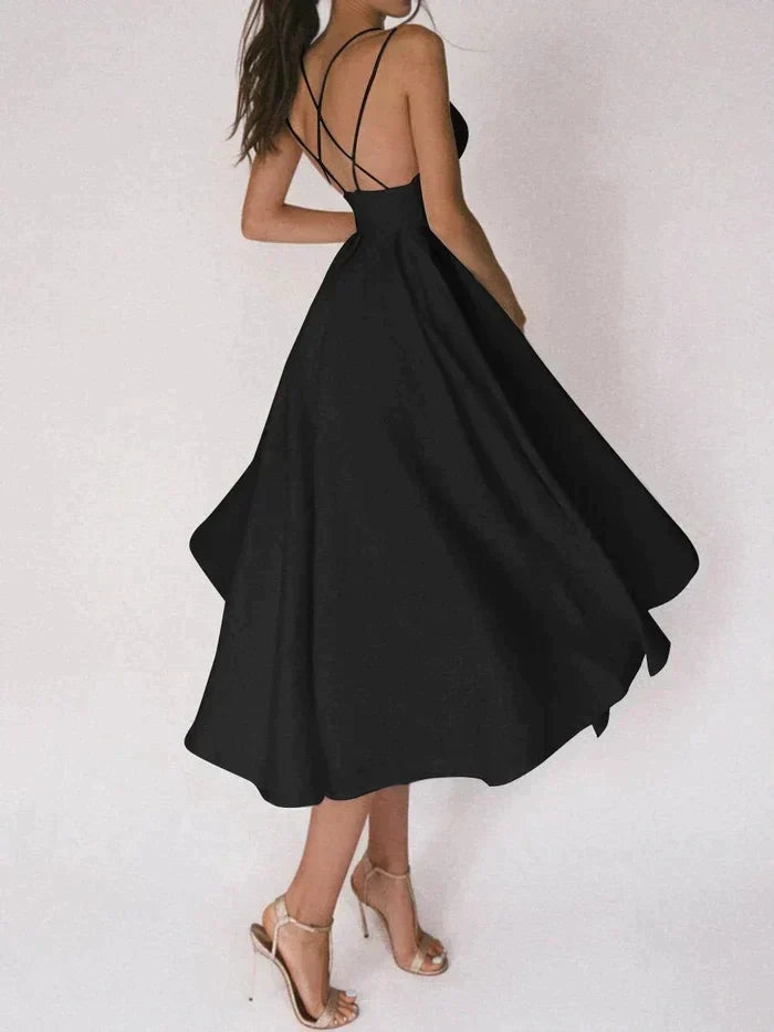 Elegantes rückenfreies midikleid