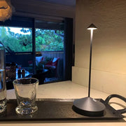 Elegante LED-Tischlampe für Restaurants – Warmweißes Licht, kabellos, dimmbar