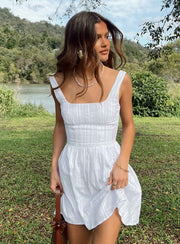 Elegantes Mini-Kleid mit Rüschen – Ideal für den Sommer