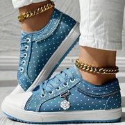 Sneaker mit Mesh-Einsätzen, Blumenstickerei und Zieranhänger