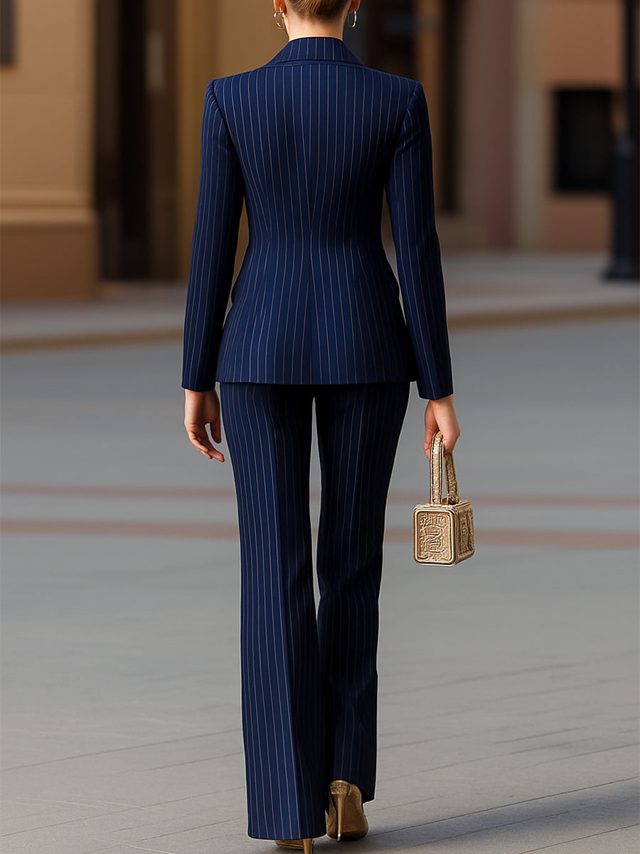 Damen-Anzugset in Marineblau mit Nadelstreifen und Zweireiher