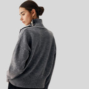 Joena - Rollkragenpullover mit asymmetrischem Knopfdetail