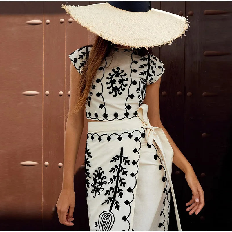 Amira | Zweiteiliges Stickerei-Set mit Crop-Top & Wickelrock