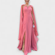 Mabel - Elegantes Maxikleid mit Cape-Ärmeln und hohem Schlitz" 

Rewritten: "Mabel - Stilvolles Maxikleid mit schwingenden Cape-Ärmeln und verführerischem Schlitz