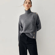 Joena - Rollkragenpullover mit asymmetrischem Knopfdetail