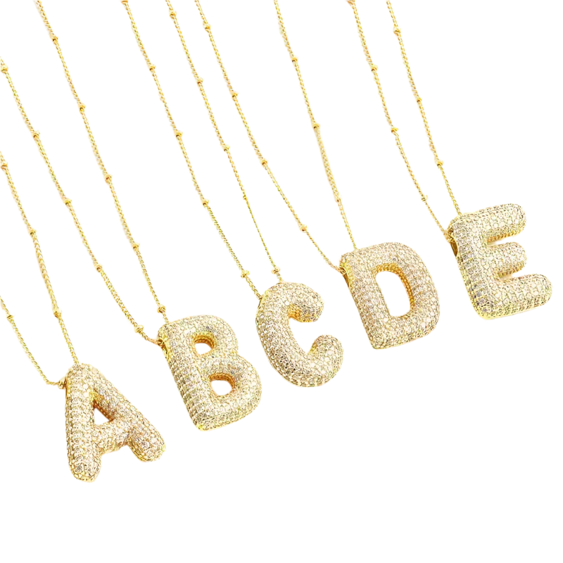Goldenes Set von Buchstaben-Anhänger-Halsketten
