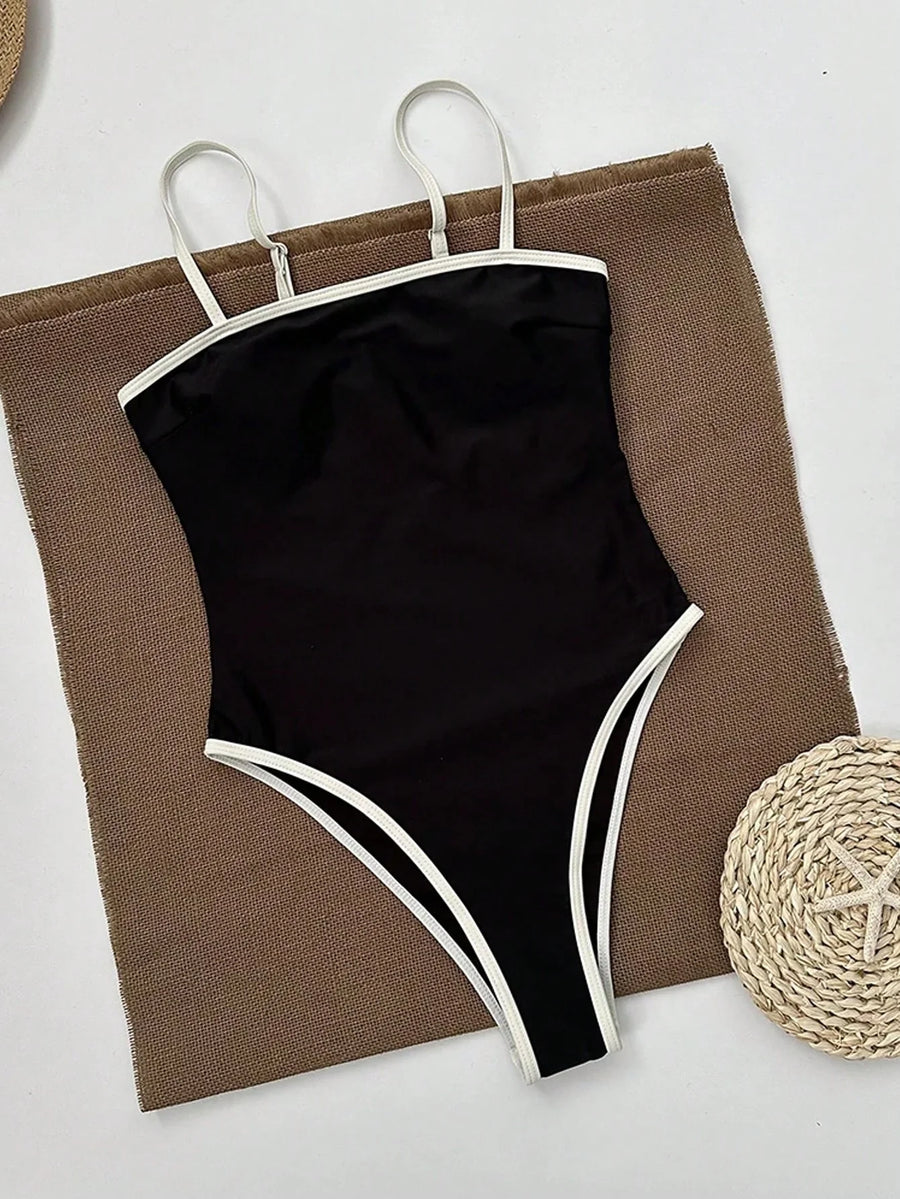 Eleganter Damen Badeanzug Schwarz – Einteiler mit hohem Beinausschnitt & stilvollen Kontrastdetails