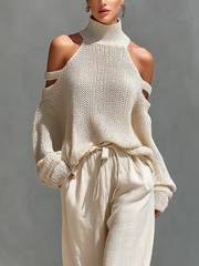Set aus einem gestrickten Damen-Rollkragenpullover mit Cold-Shoulder-Ausschnitt und einer Hose mit weitem Bein