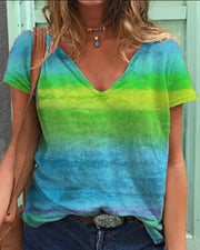 Heidi-Mode | Luftiges T-shirt mit V-ausschnitt und Regenbogenmuster