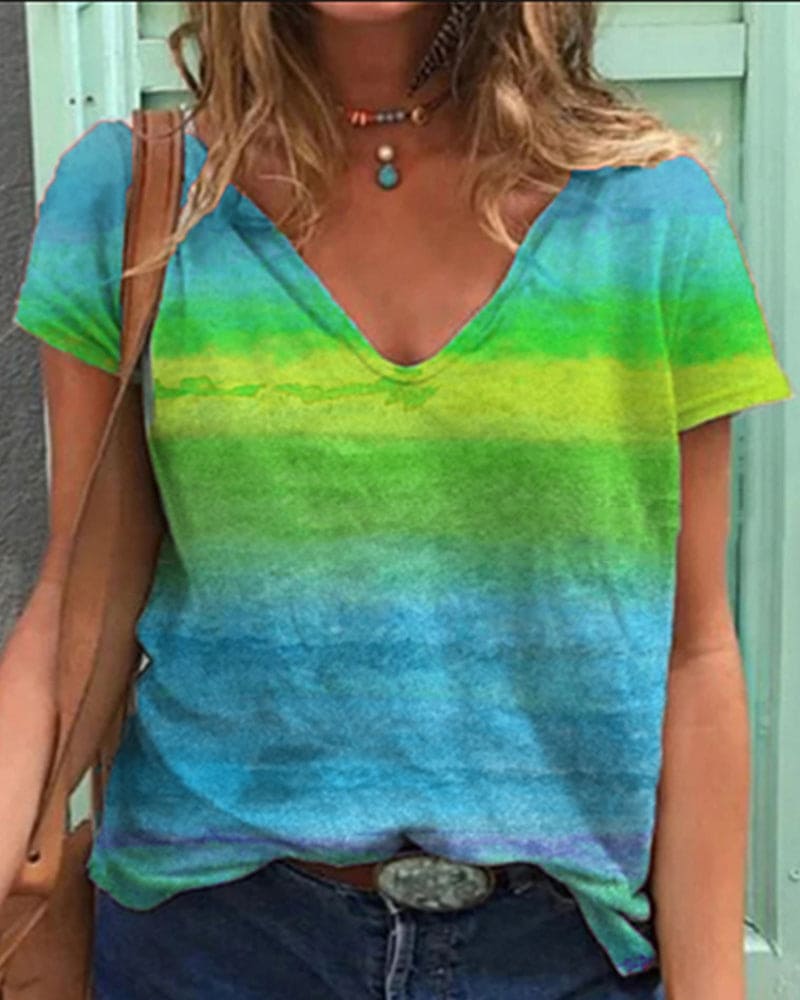 Heidi-Mode | Luftiges T-shirt mit V-ausschnitt und Regenbogenmuster