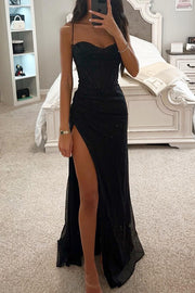 Damenkleid mit Satinschimmer, Drapierung & Schlitz – eleganter Abend-Look für Party