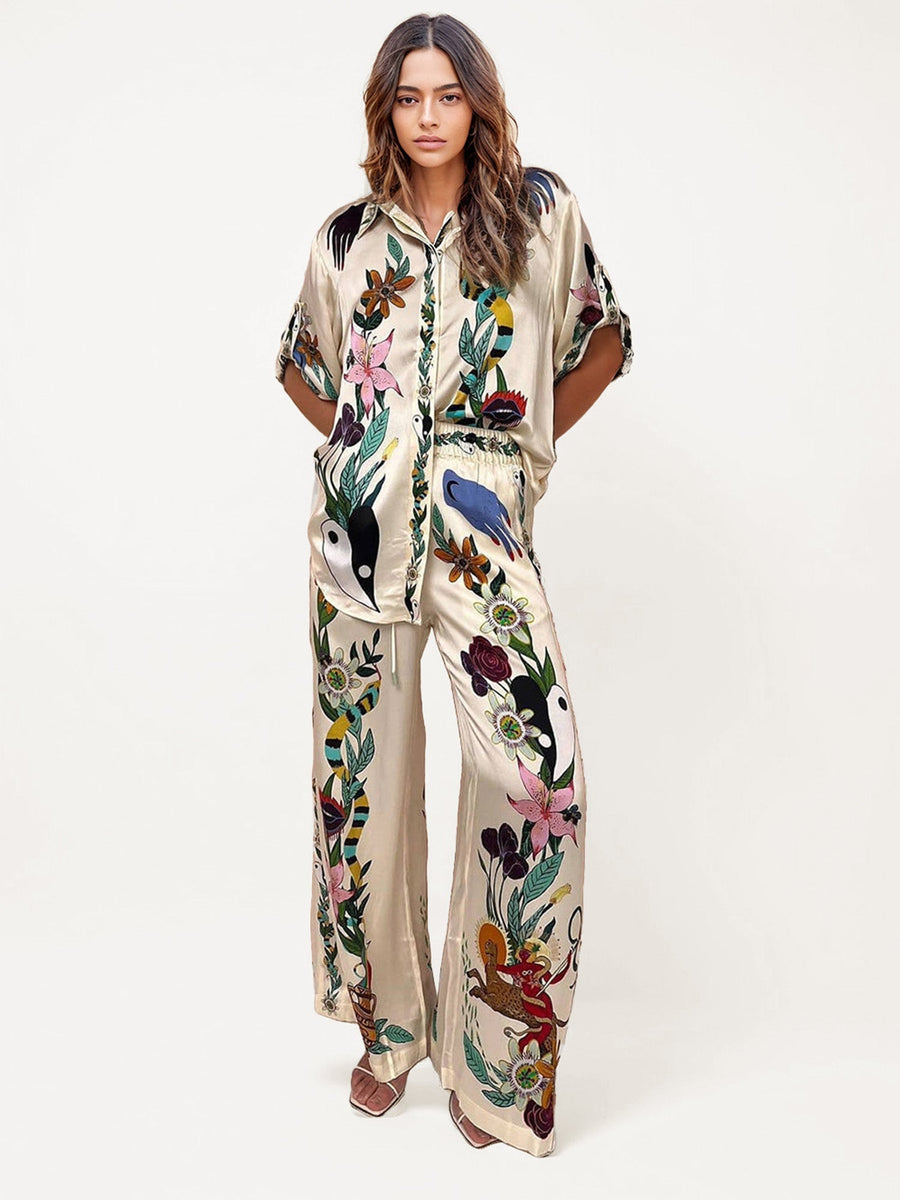 Komplett satiniert mit stilvollem Druck – Oversized Hemd und passende Hose
