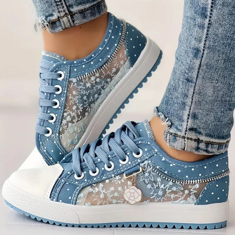 Sneaker mit Mesh-Einsätzen, Blumenstickerei und Zieranhänger