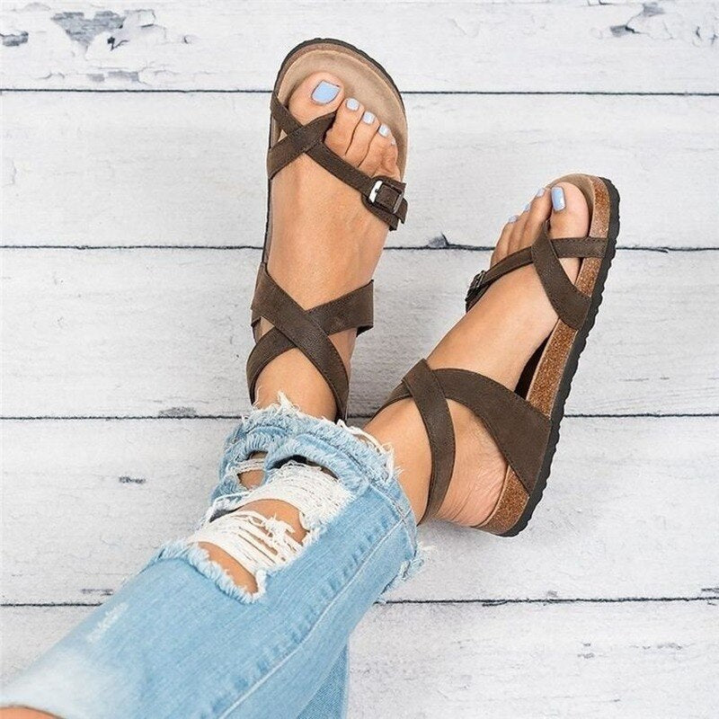 Leonora – Lässige, flache Sandalen mit böhmischen Kreuzriemen für Damen | Bequeme Riemchensandalen für den Sommer mit Schnalle