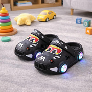 KidVroom - LED Autoslipper Für Kinder Mit Leuchtenden Rädern Und Riemen
