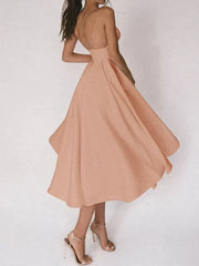 Elegantes rückenfreies midikleid