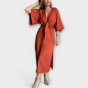 Holly - Entspanntes V-Ausschnitt-Kleid mit Taillengürtel
