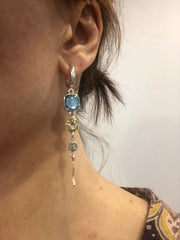 „Antike“ Ohrringe mit blauen Steinen und Kreuz