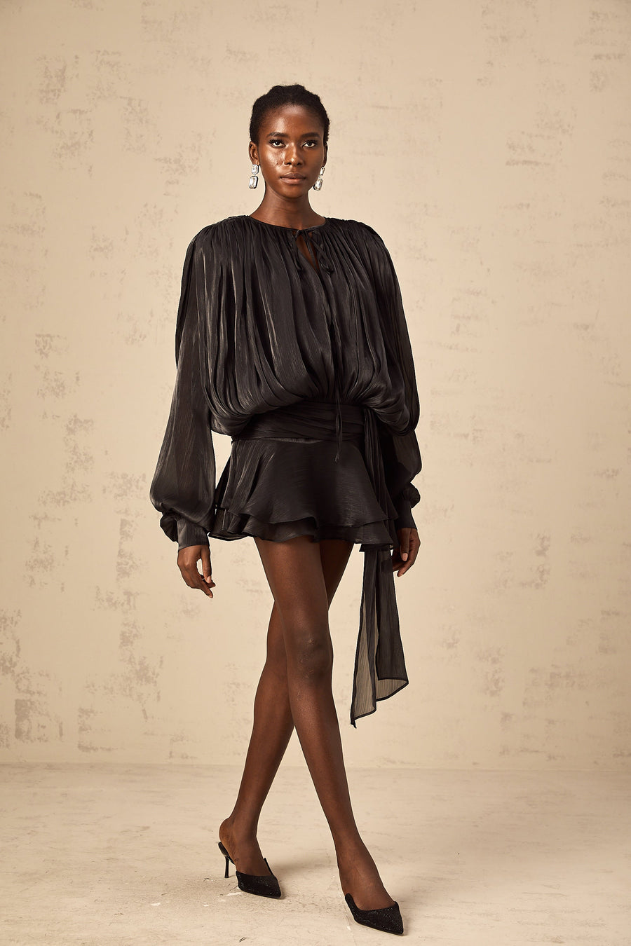 Plissiertes Minikleid mit langen Ärmeln und Bindekragen für Damen