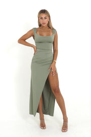 Rote enge Kleid mit Schlitz und Raffungen