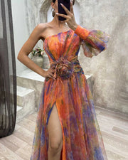 Asymmetrisches Abendkleid – One-Shoulder Maxikleid mit Blumenapplikation & Schlitz