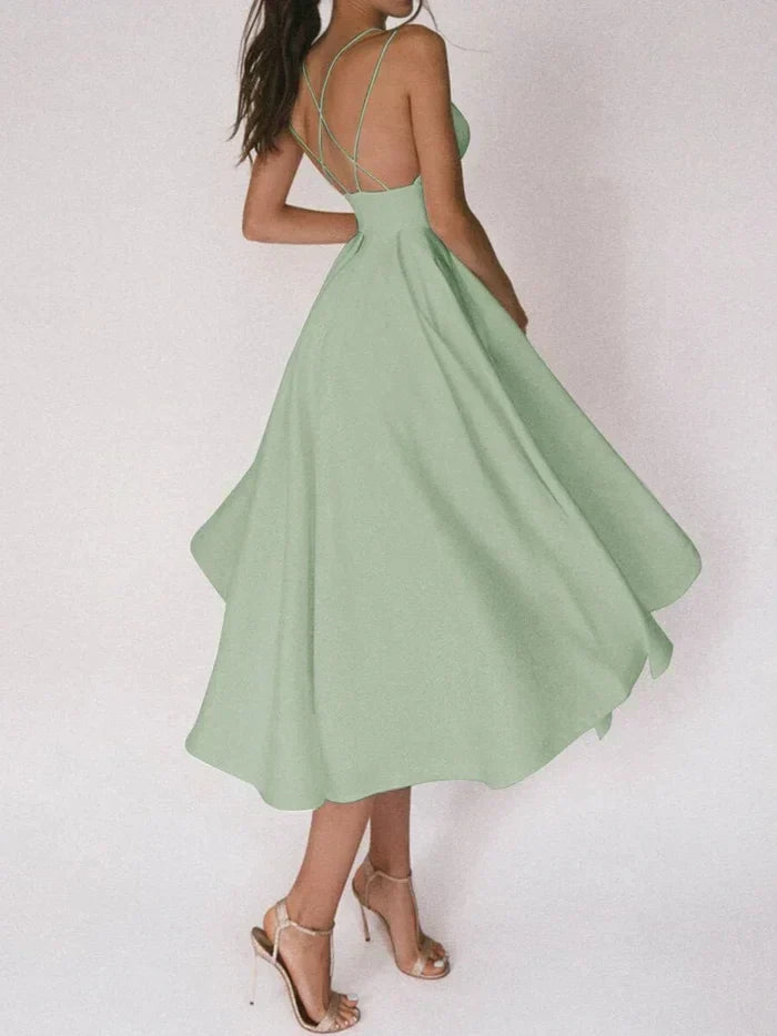 Elegantes rückenfreies midikleid