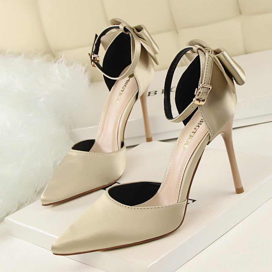 Schuhe mit Absatz aus Lackleder und Metallic-Details - Adriana