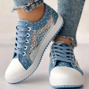 Sneaker mit Mesh-Einsätzen, Blumenstickerei und Zieranhänger