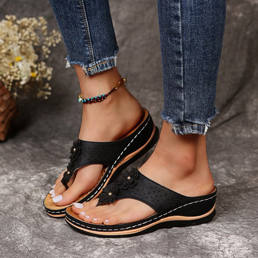 Damen Sommer Keilsandalen mit Ausschnitt-Detail and Blumenakzenten