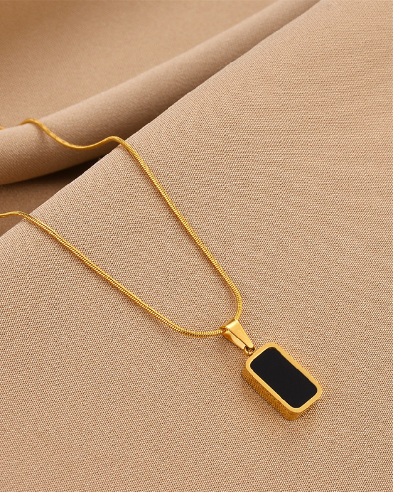 Colton | Halskette mit rechteckigem Anhänger in Gold & Schwarz