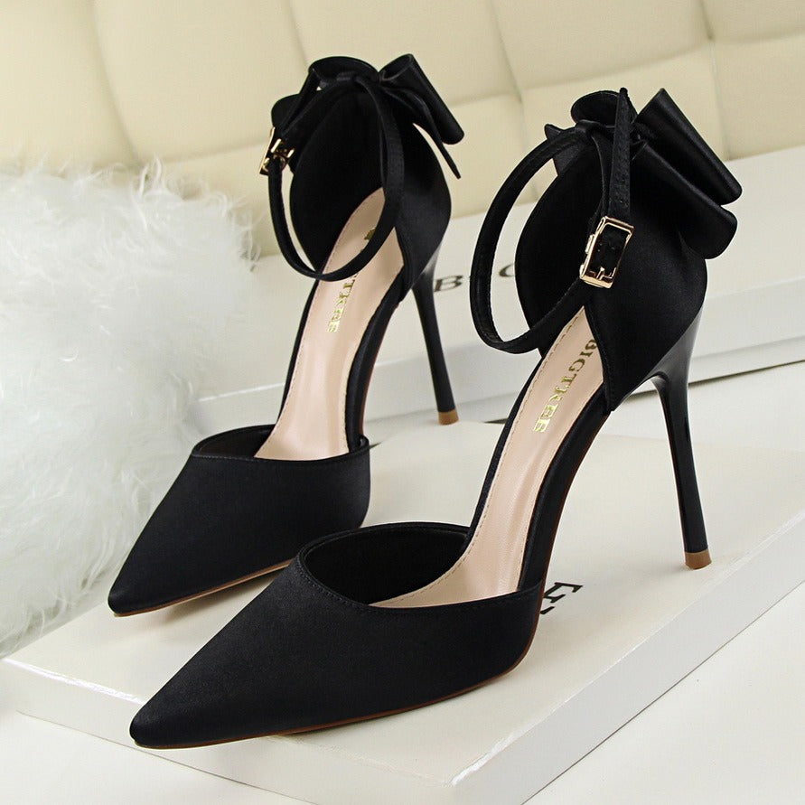 Schuhe mit Absatz aus Lackleder und Metallic-Details - Adriana