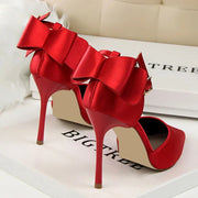 Schuhe mit Absatz aus Lackleder und Metallic-Details - Adriana