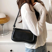 Cadence Handtasche aus veganem Leder mit gewellter Klappe