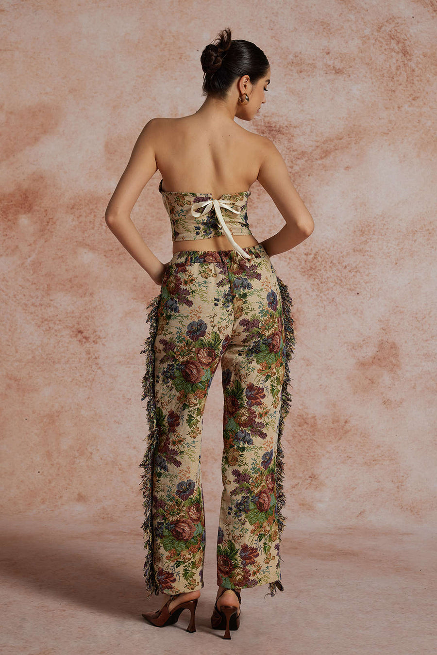 Jara | Extravagantes Zweiteiler-Set mit Bustier & bestickter Cargo-Hose