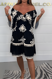 Elegantes Kleid mit Muster und V-Ausschnitt – perfekt für jeden Anlass