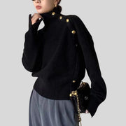 Joena - Rollkragenpullover mit asymmetrischem Knopfdetail