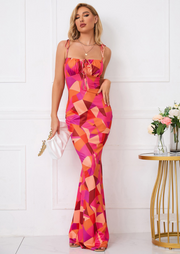 Figurbetontes Maxikleid mit Blumenmuster und Schleifendetails – femininer Sommertraum