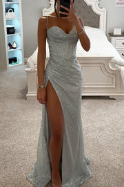 Damenkleid mit Satinschimmer, Drapierung & Schlitz – eleganter Abend-Look für Party