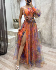 Asymmetrisches Abendkleid – One-Shoulder Maxikleid mit Blumenapplikation & Schlitz