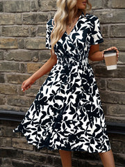 Elegantes | Florales Kleid Mit Wickelausschnitt - Feminin Und Vielseitig Für Jeden Anlass für dich