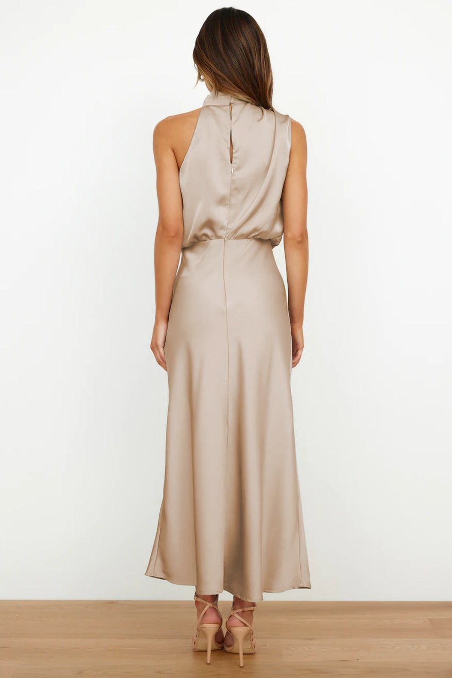Valeria | Lange Satinrobe mit Halterneck